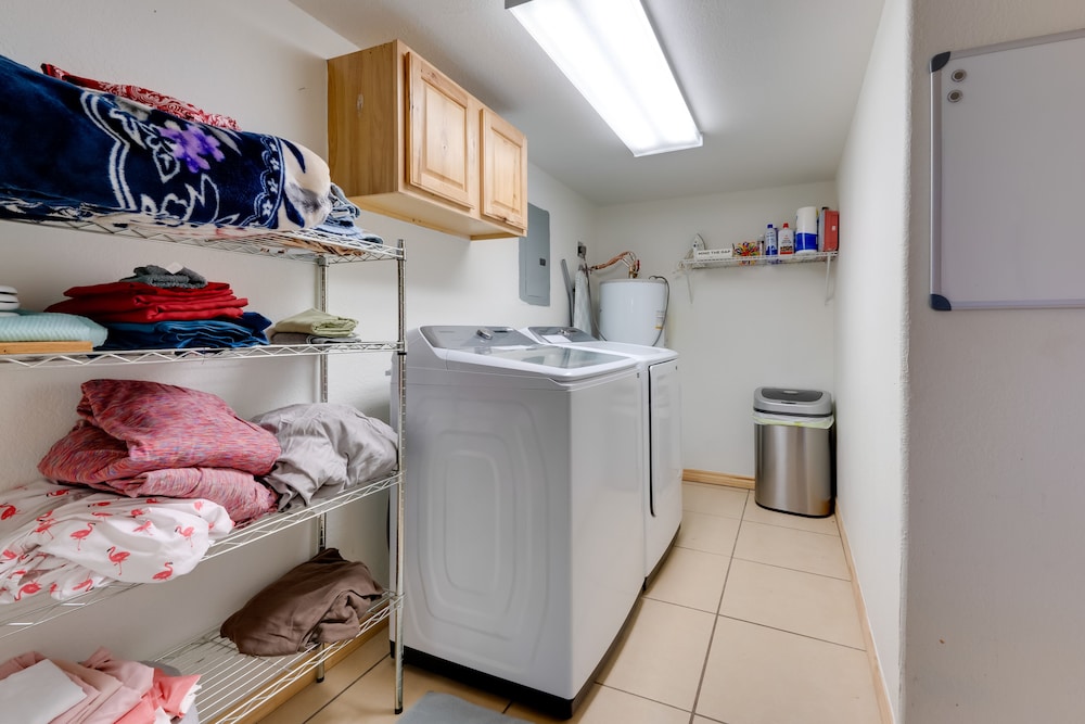 Pet-friendly Cabin on 3 Acres: 7 Mi to Uvalde!