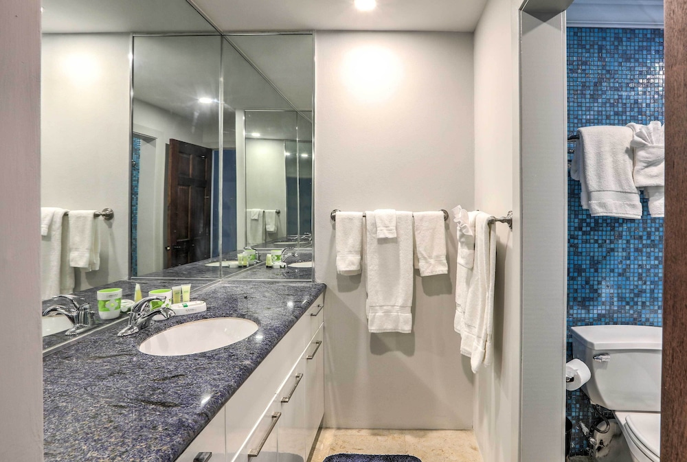 Walk to Beach: St Thomas Condo w/ Balconies