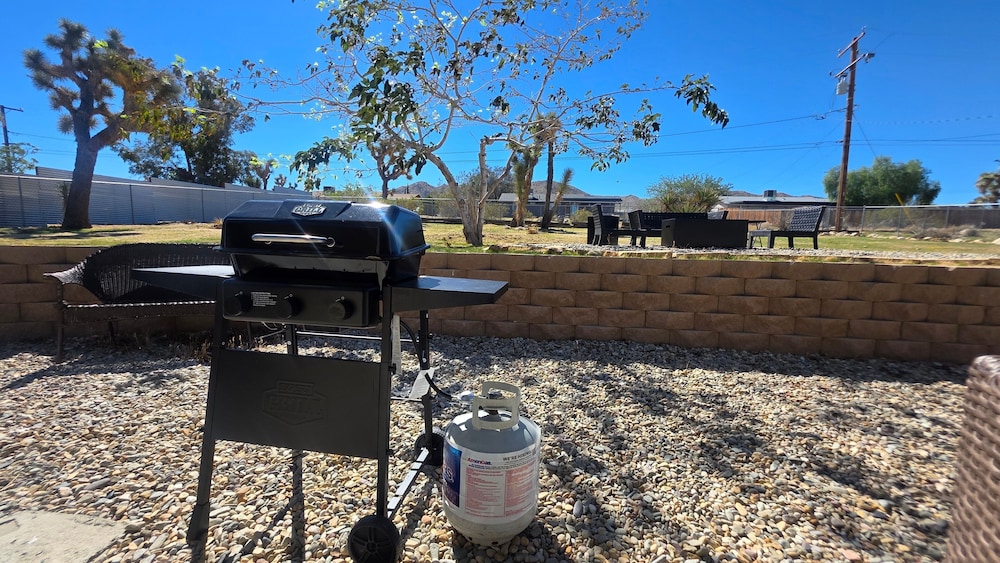 Starlight Ranch - Hot Tub, Fire Pit & Grill 3 Bedroom Home