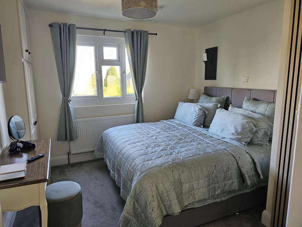 The Sweetbriar Cottage 3 Bedroom House in Leeds view 2