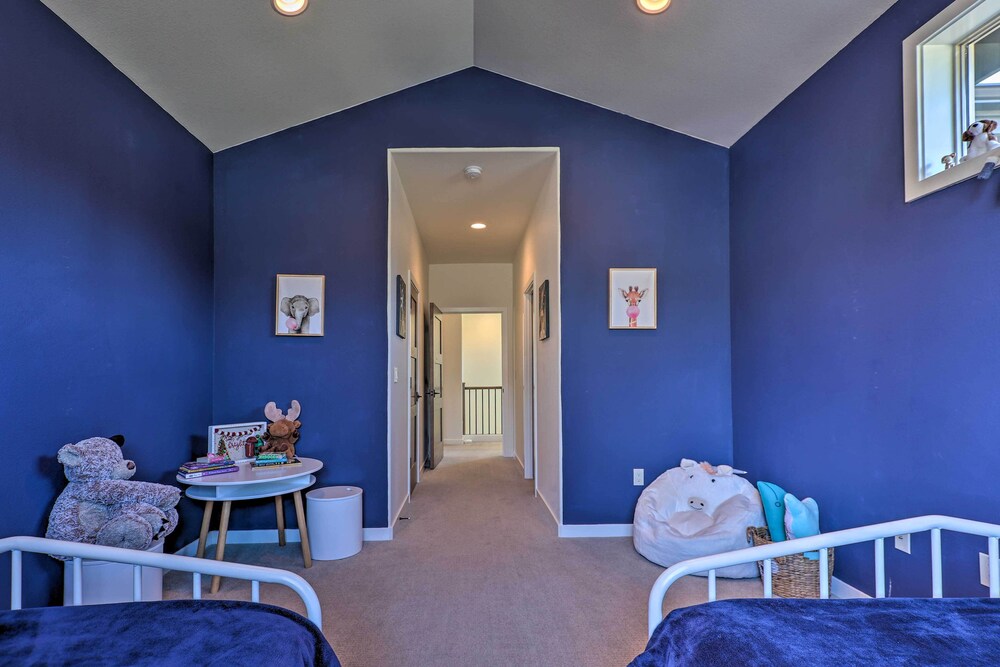 Modern Mtn Oasis w/ Patio, Hot Tub & Grill!
