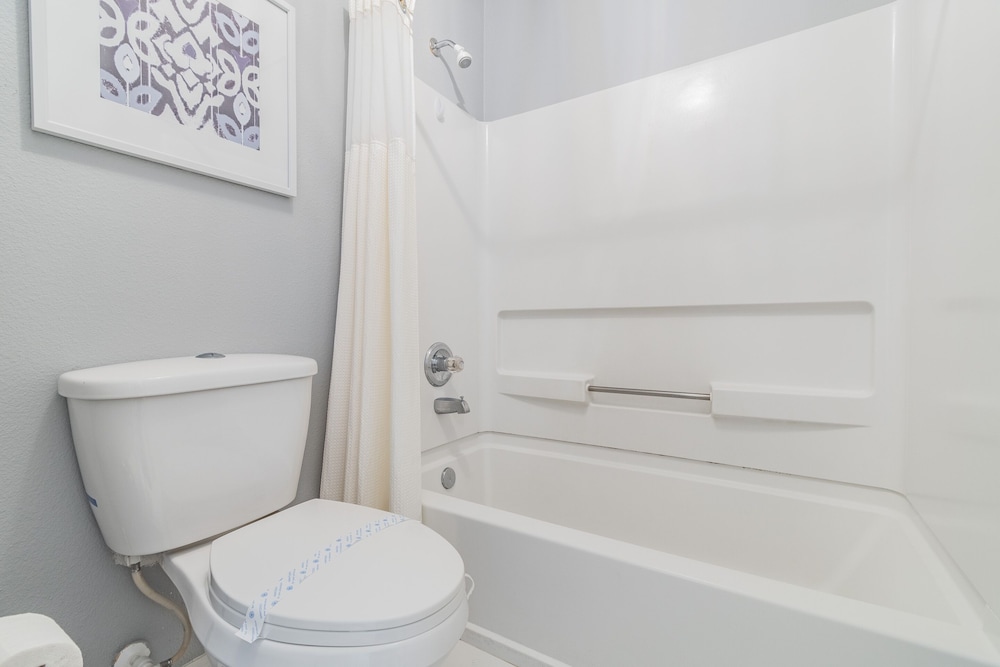 Near Theme Parks! Professional Design, Sleeps 7, Patio, Pool! - Image 2