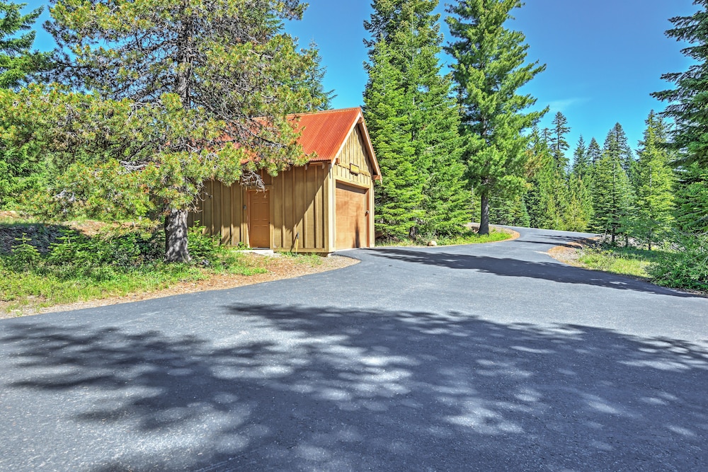 Klamath Falls Vacations - Bright Klamath Falls Cabin w/ Deck Mtn Views! - Property Image 3
