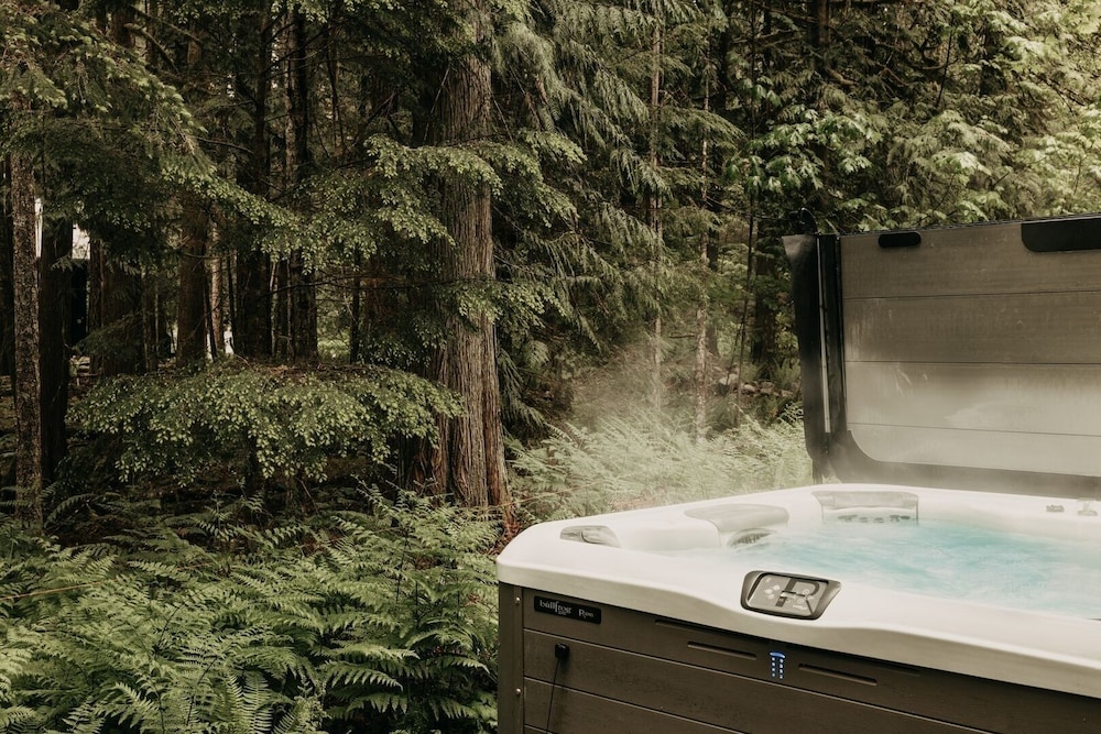 30gs - Bbq - Hot Tub - Wi-fi - Pets Okay - Sleeps 8 3 Bedroom Cabin by Redawning view 3