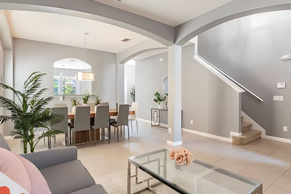 Solterra 6br, 4 Ensuites, Pool & Game Room