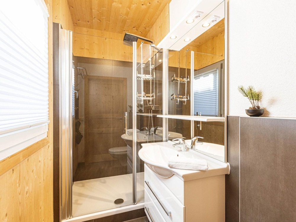 Spacious Chalet With hot tub
