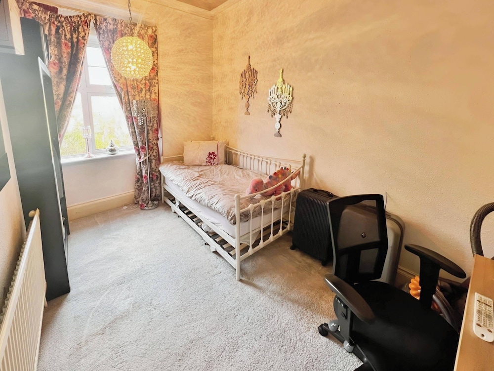 Hottub-garden-parking-sleeps10-10mintotown