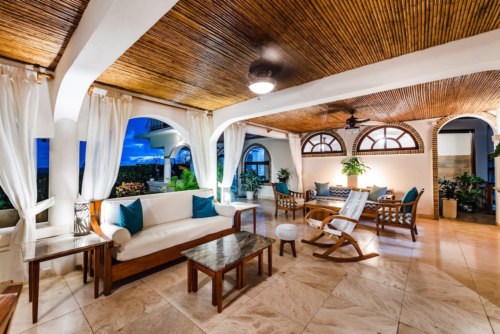 Luxury Beachfront 5 Bedroom Villa on Famous Beach