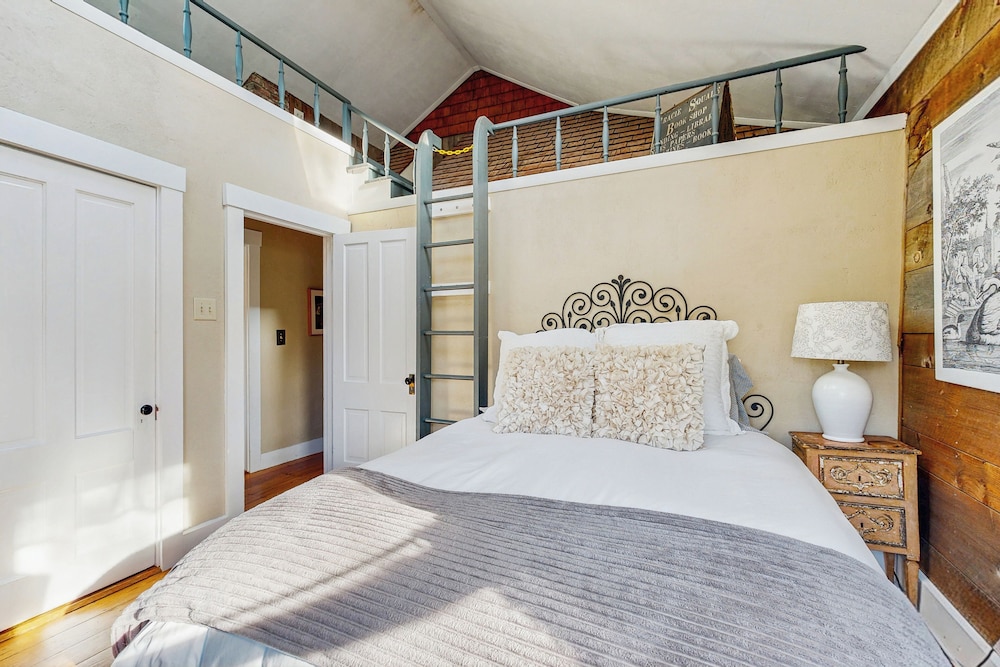 4BR House w/ Kitchen, Jetted Tub, Wifi + gas Grill