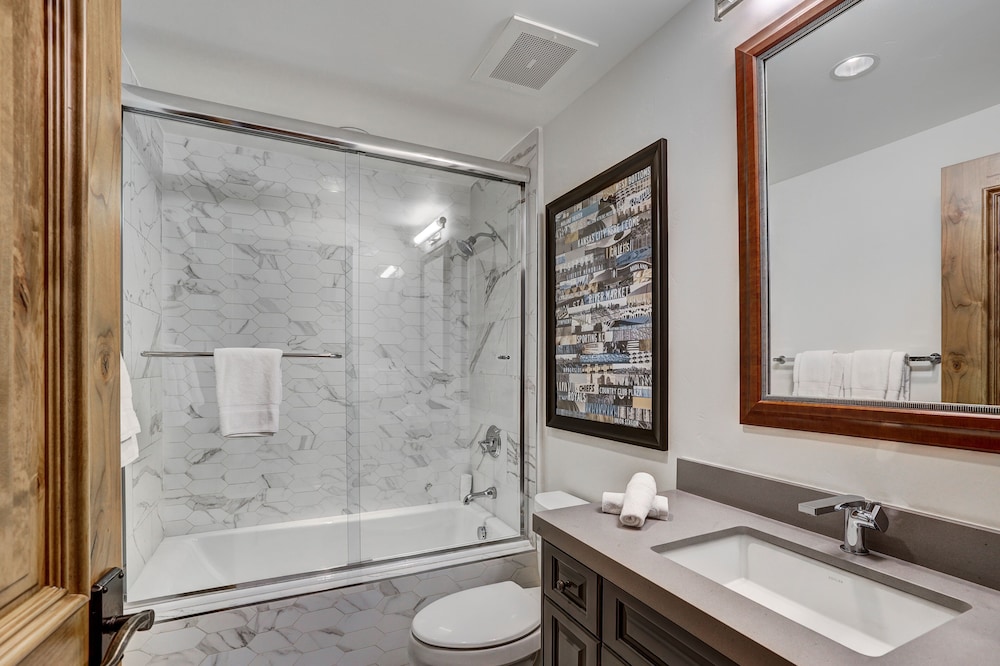 Luxury 3 Bedroom Condo at The Arrabelle by RedAwning - Save 20 on 7 Nights! - Property Image 21