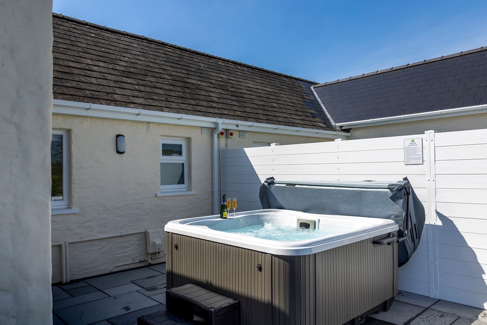 Bramble Cottage - Dog Friendly Cottage Hot Tub