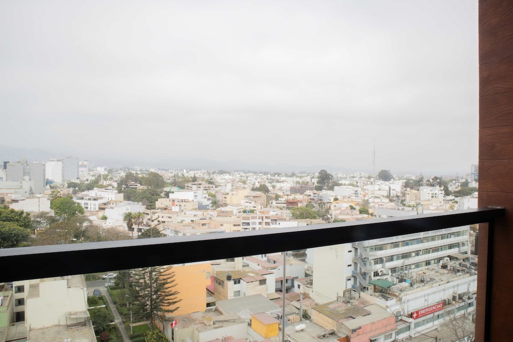 w Inviting 2BR w Balcony in Miraflores