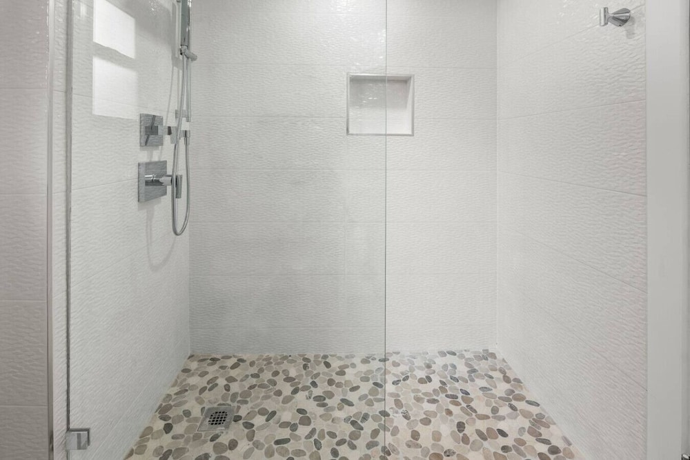 New Remodel Ocean View Pool 75 TV Sleeps 6