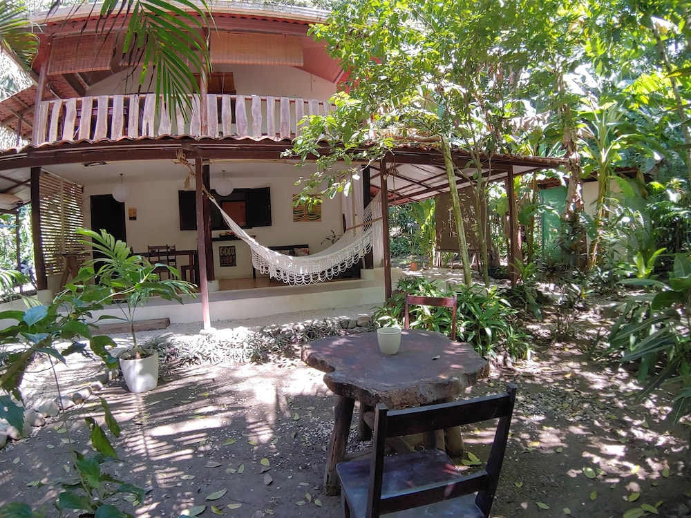 Colibri Surf House & Flats
