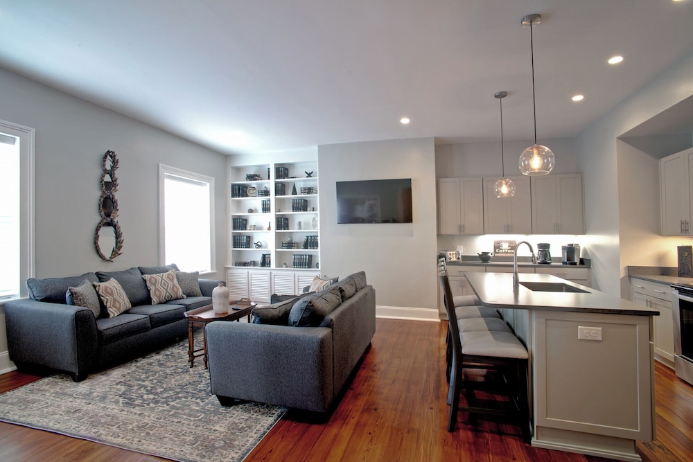 Newly Renovated 4 bed 3 bath & 2 Parking
