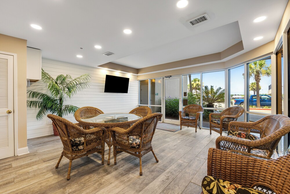 4BR Condo w/ Gulf Views & Amenities