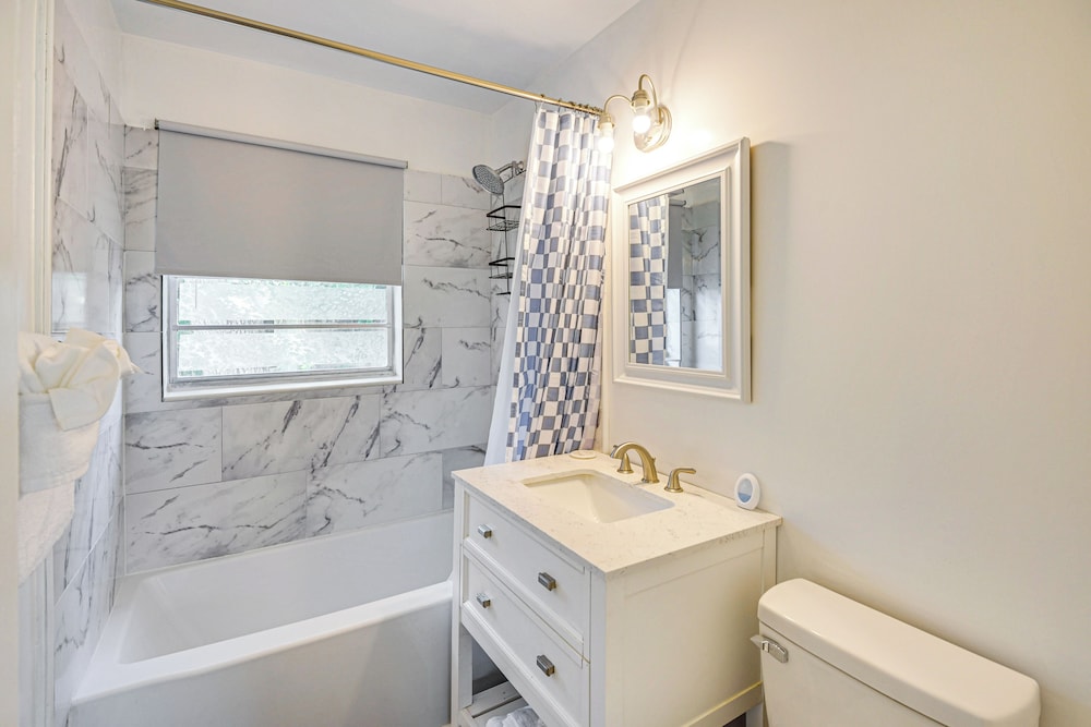 4 Mi to Daytona Boardwalk & Beaches: Cute Cottage