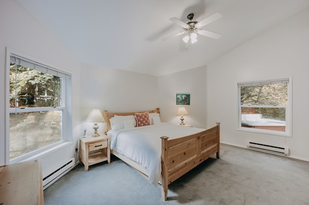 13sl - Hot Tub - Pets Ok - Wifi - Sleeps 8 2 Bedroom Home by RedAwning