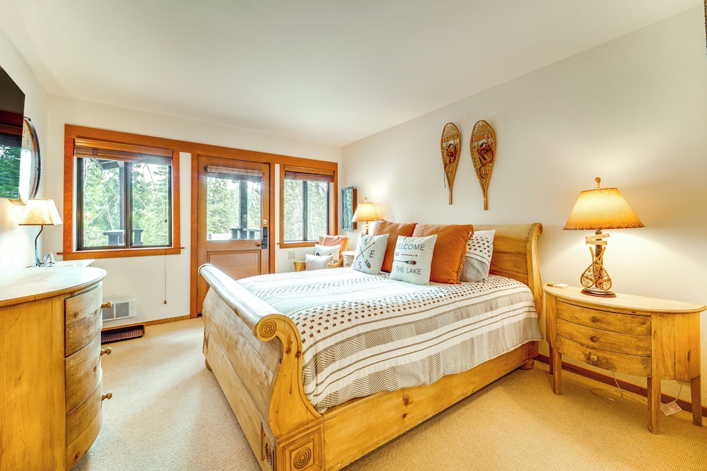 Hike, Sled & Ski! Cozy Tahoe City Condo w/ Hot Tub