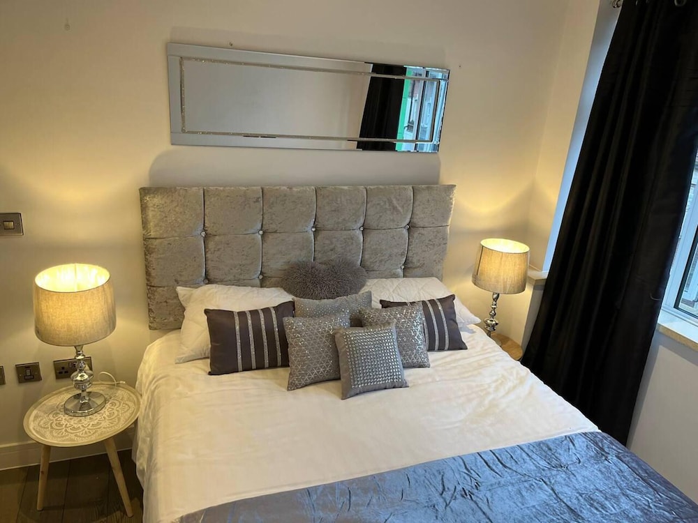 Luxury 2 Bed 2 Bath Apartment Central Location view 3