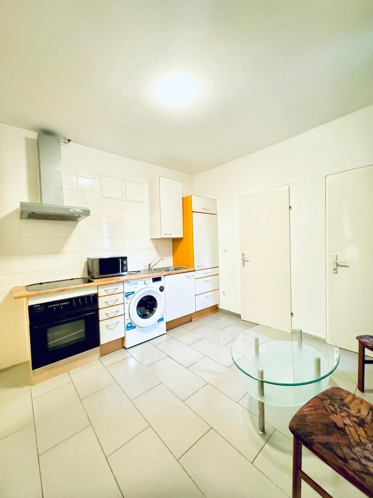 Cityside Two Bedroom Apt Budget Stay