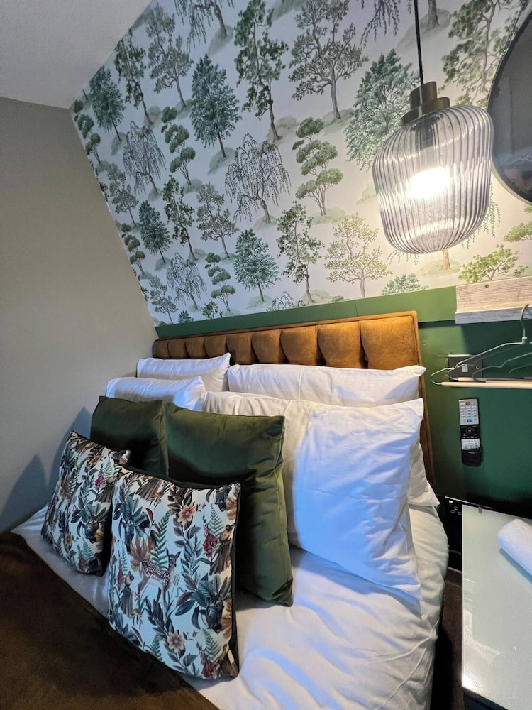 Monthly Stay 3 bed Bike Store Contractors