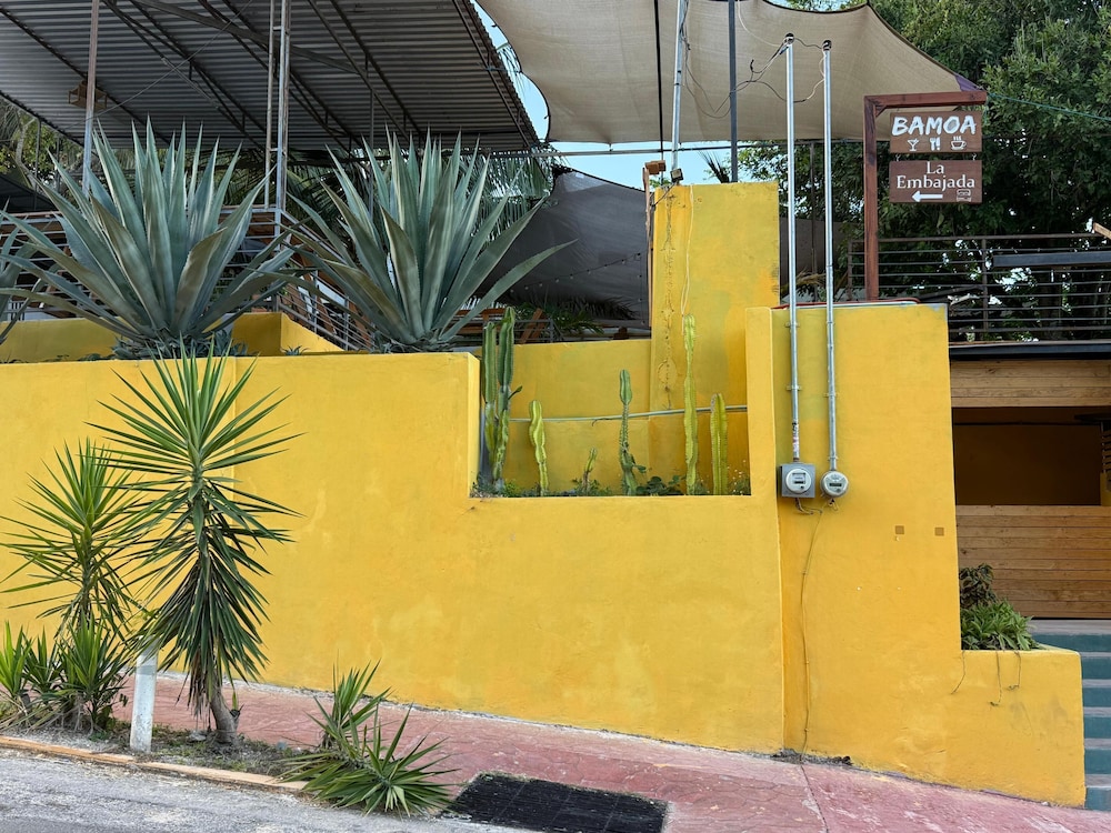 La Embajada