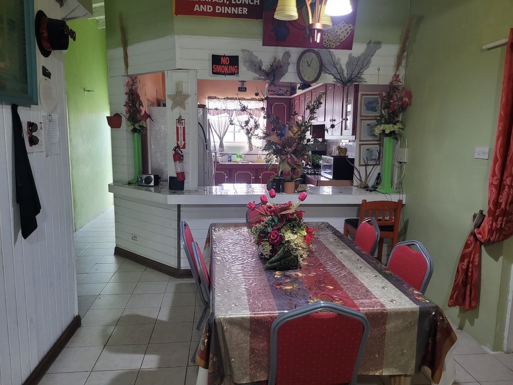 JO J'S Hostel