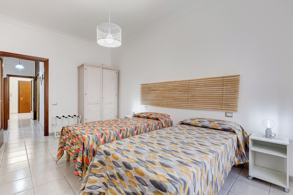 Cozy 2-Bedroom Flat with Balcony