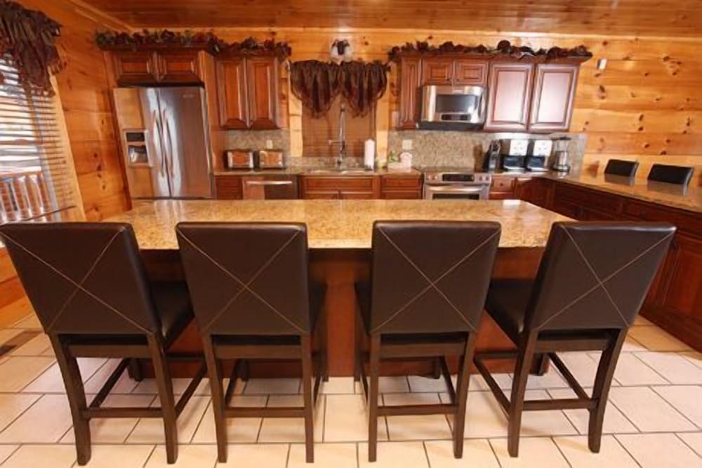 Serenity Mountain Pool 9 Br cabin by RedAwning