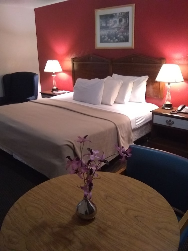 Stephenville Vacations - Hico Hills Inn - Property Image 1