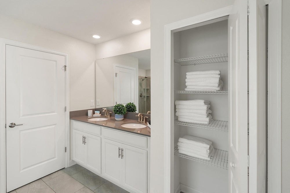ChampionsGate Resort 8-Bedroom Vacation Pool Home - Includes Resort Clubhouse Amenity Access! 8 Home