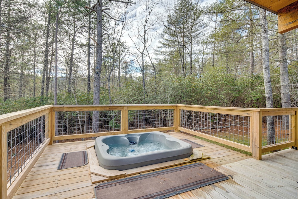Hot Tub + Fire Pit: Modern North Carolina Retreat