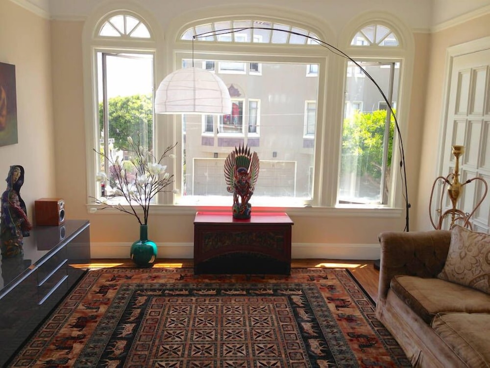Photograph supplied for Charming 2 bdrm Dolores Heights Apt