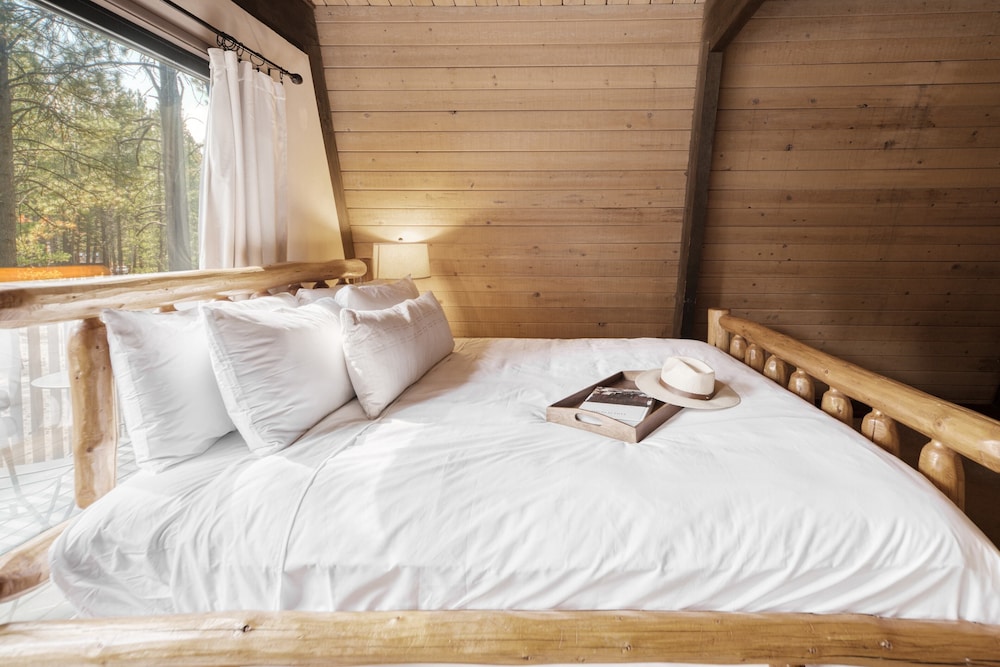 Alder by Avantstay Moody Retreat: Patio, Hot Tub in Sunriver! view 2