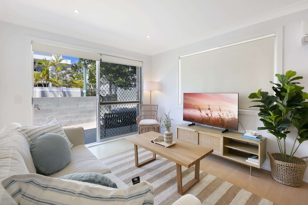 Ground Floor 2-bed Mermaid Beach Pad With Parking