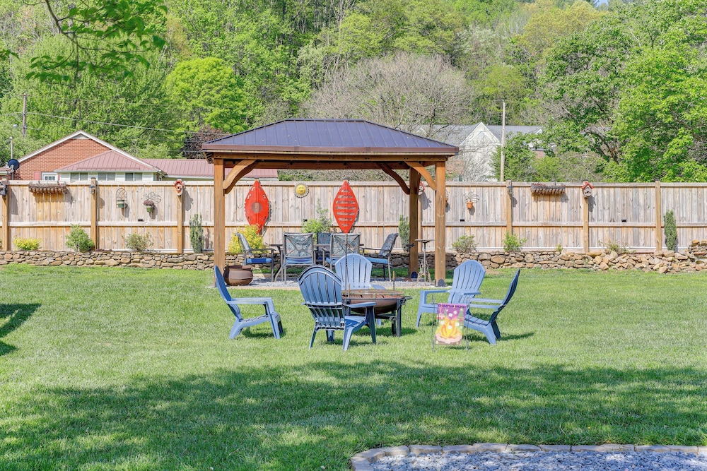 Walk to River & Trails: Cozy Damascus Cottage!