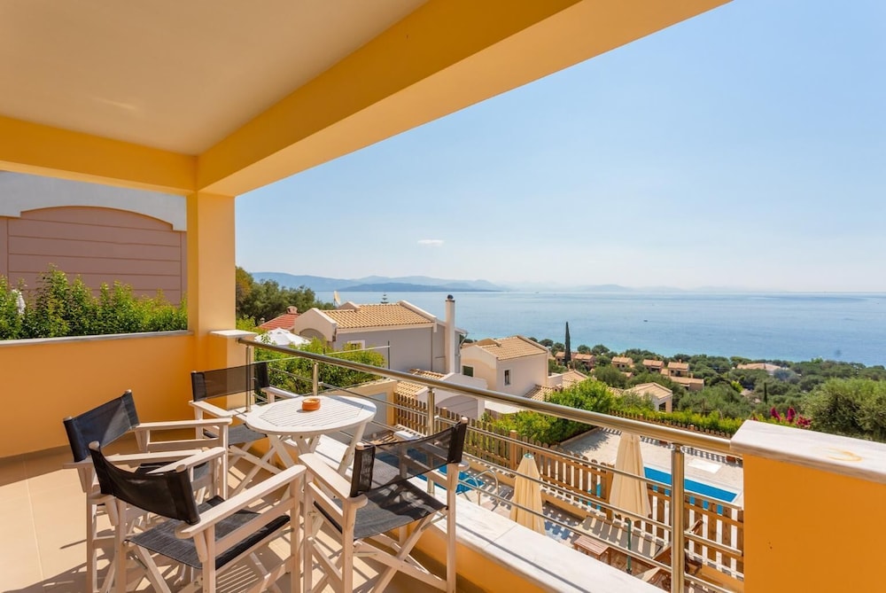 Villa Sequoia Yellow