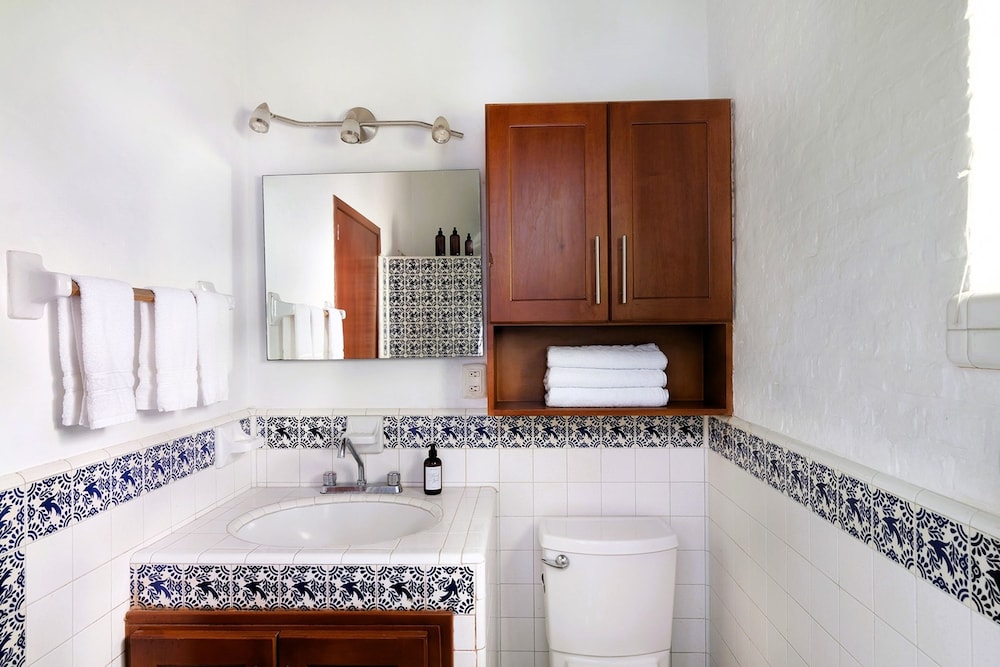 Anana Rancho San Rafael Pool and Lake Views