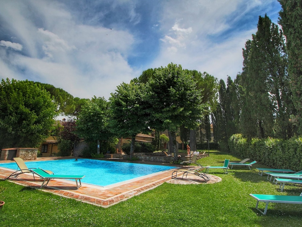 Sunny Apartment With Pool photo 4