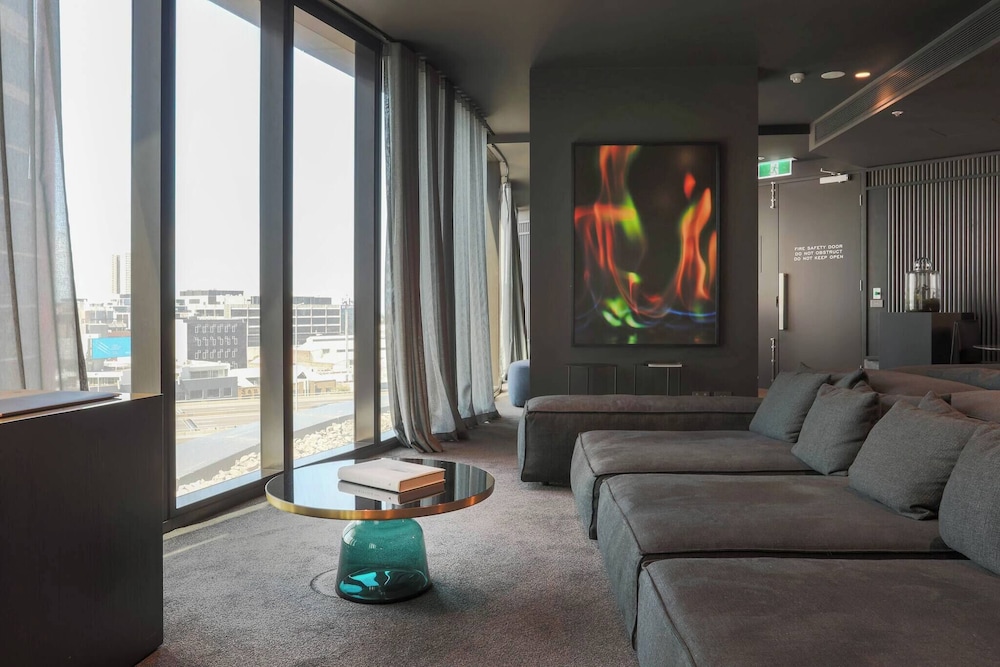 Southbank 2BR High City Views Enjoy Wine, Gym, Pool, Wifi