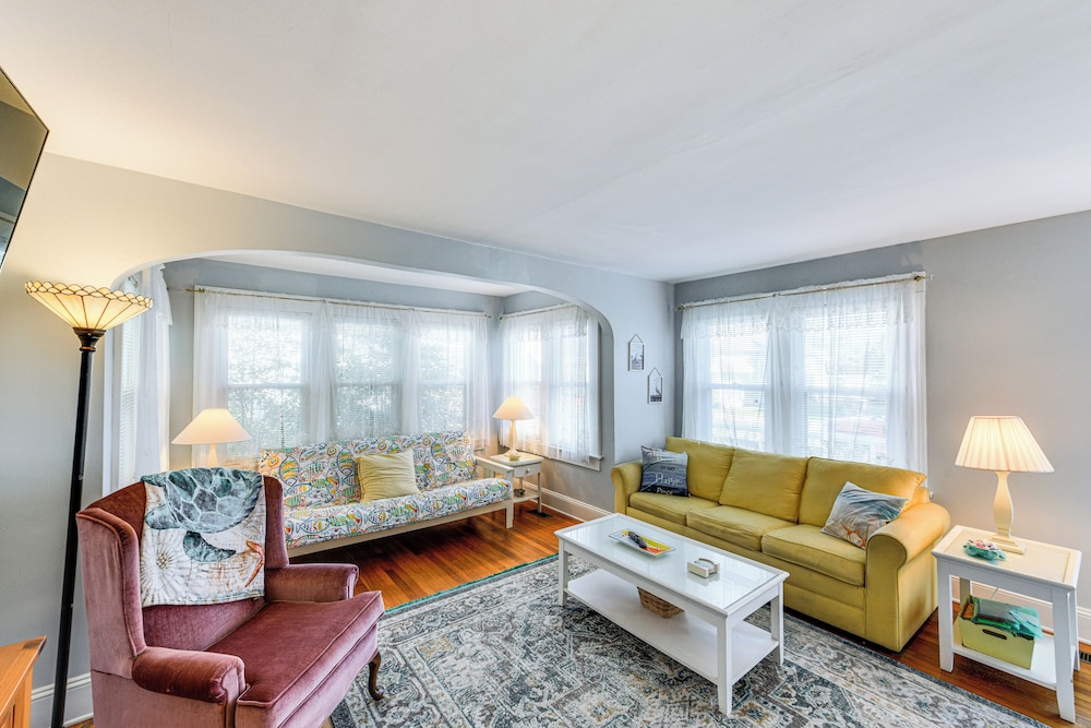 Cottage w/ Yard in Dtwn Chincoteague!