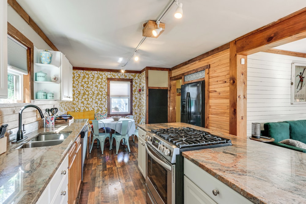 3 Mi to Blackwater Falls: Peaceful Retreat w/ Deck