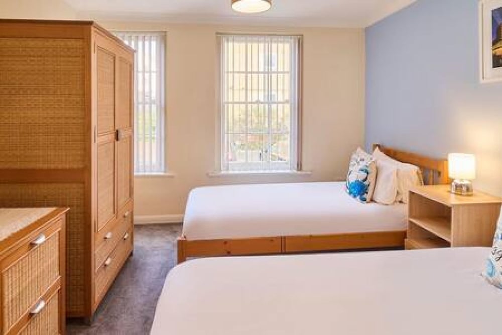 Host Stay Cobb Court view 4