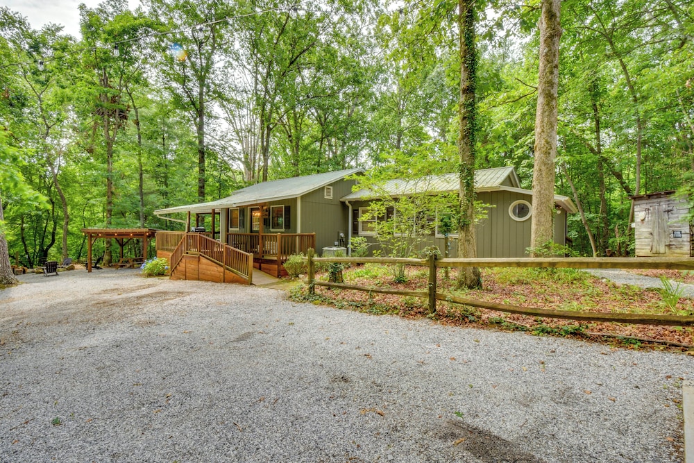 6 Miles to Helen: Cabin w/ Hot Tub & Views!