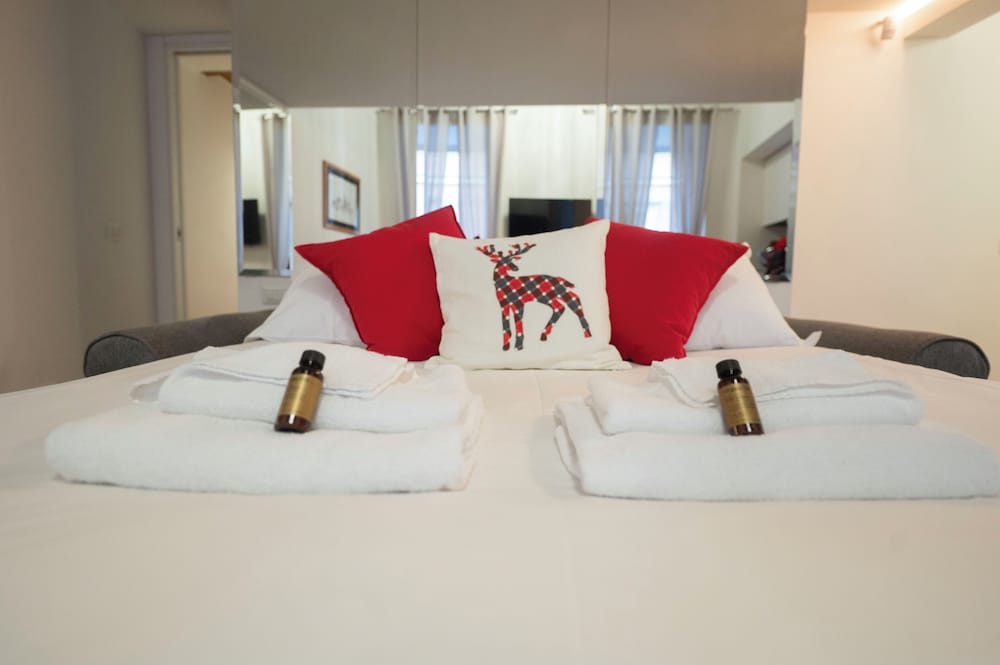 Spanish Steps Romantic Nest With Balcony