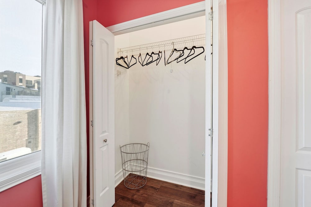 Modern 4-bedroom Townhouse in River West