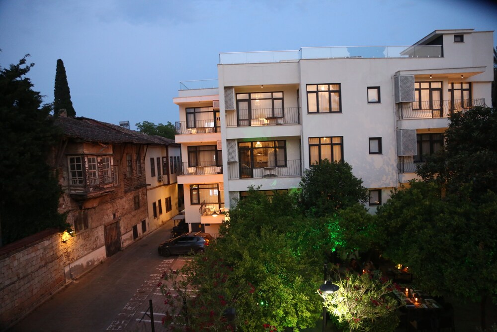 Unique Flat with Cute Balcony GECESEFASI