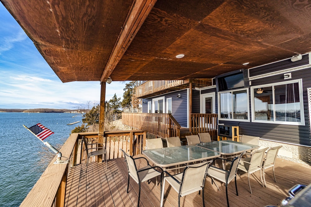 Redbud Retreat Amenity-filled Waterfront Home! view 3