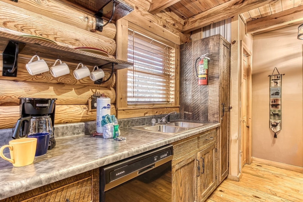 Er45 - Tin Pan Alley - Great Location. Just Across From Swimming Pool! 2 Bedroom Cabin by RedAwning view 4